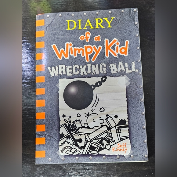 Diary of a whimpy kid books - Picture 4 of 7